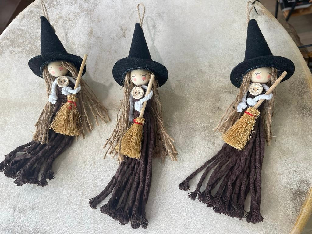 Brujitas echas a mano con macramé ideales para acompañar tu altar.