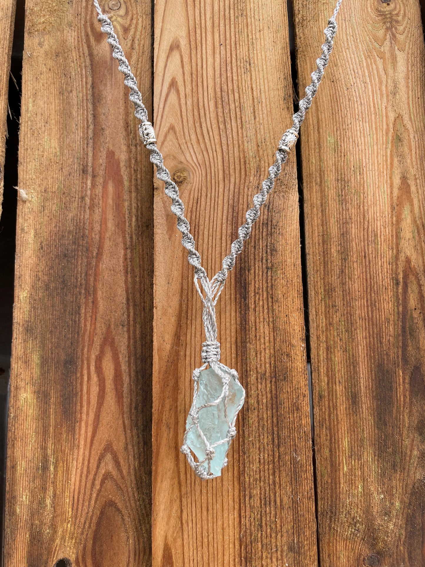 Collar red macramé artesanal con piedra Andará incluida, para otro tipo de piedra consultar.