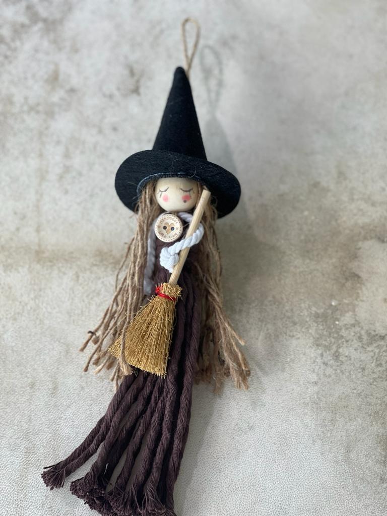 Brujitas echas a mano con macramé ideales para acompañar tu altar.